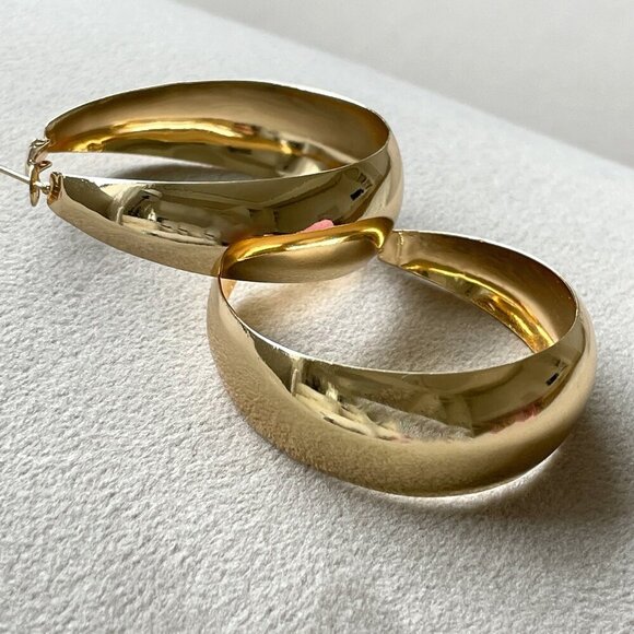 Yellow Gold tone Elegant Women's Minimalist Hoop Earrings - Picture 7 of 8